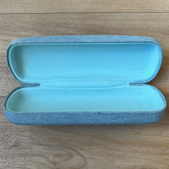 Guess Case - Picture 4 of 4